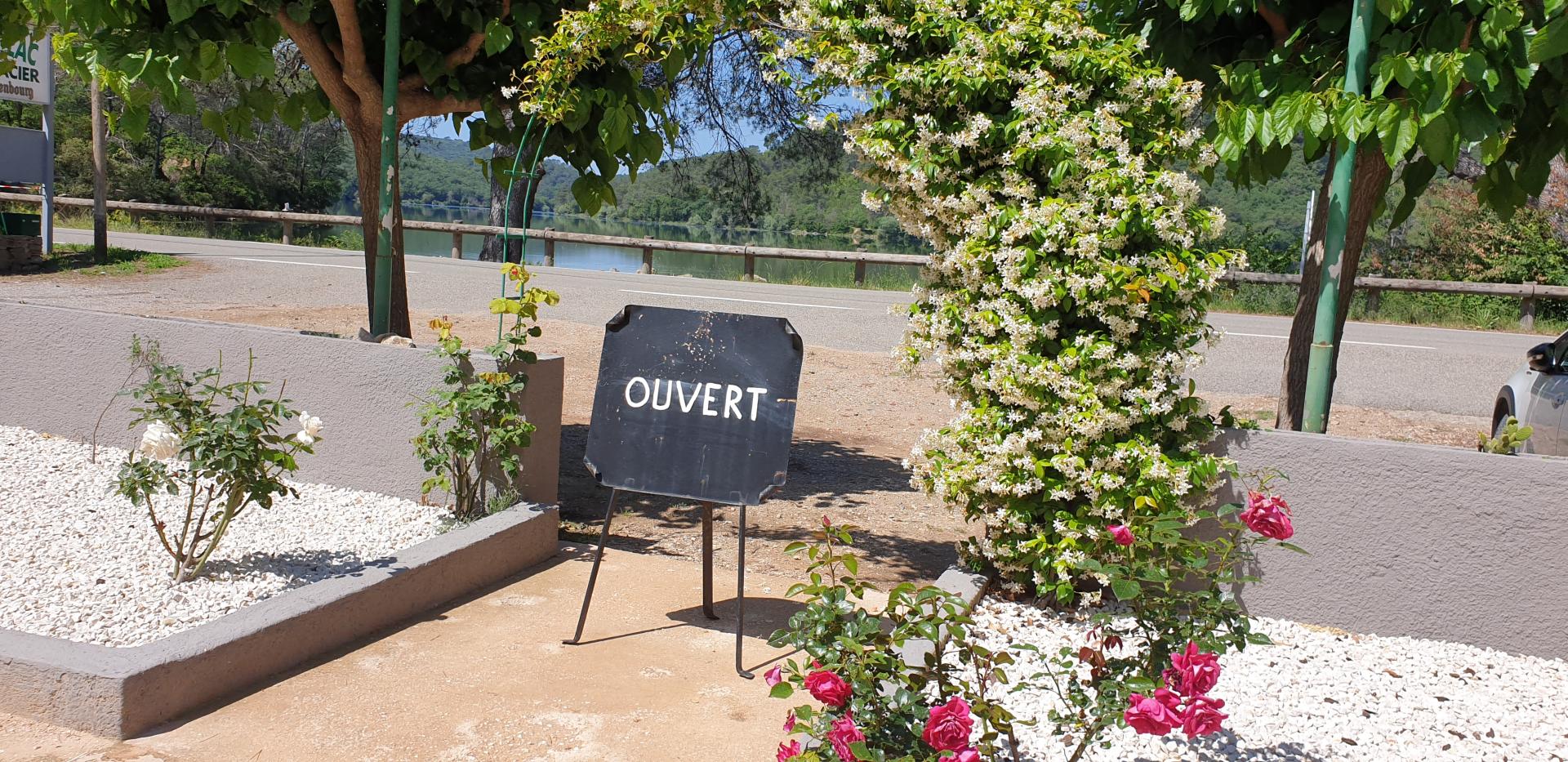 OUVERT